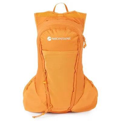 Der orangefarbene Rucksack "Trailblazer 18" von Montane; ideal für alpine Aktivitäten; mit einem großen Hauptfach und einer vorderen Tasche.