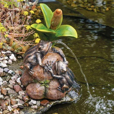 Produktbild von esotec Wasserspeier mit Solarpumpe FRÖSCHE Teichfigur Gartenfigur 101662