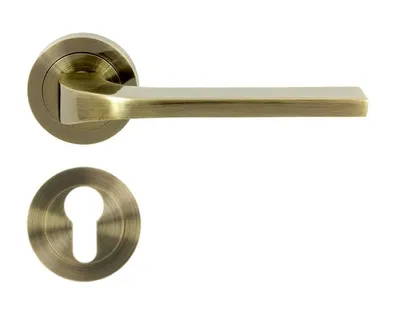 A door handle set and a keyhole escutcheon plate are shown against a white background.