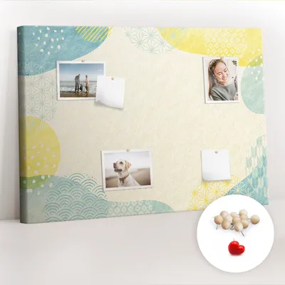 Imagen del producto de Tablero de corcho con chinchetas – Tablero con chinchetas para fotografías y notas – 100x70 cm – 100 chinchetas de madera – Marco con diseño