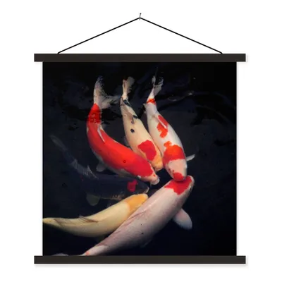 Produktbild von MuchoWow® Textilposter Sechs Koi-Karpfen vor einem schwarzen Hintergrund 40x40 cm mit schwarzem Rahmen - Fotos