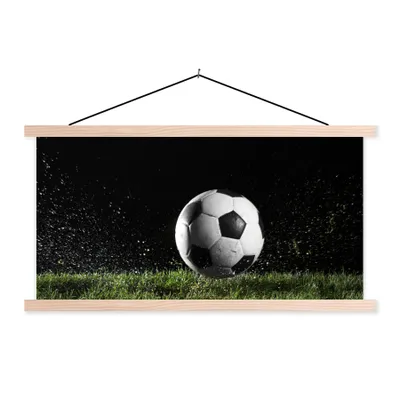 Produktbild von MuchoWow® Textilposter Fußball auf der Wiese 60x30 cm mit holzfarbenen Rahmen - Dekoration