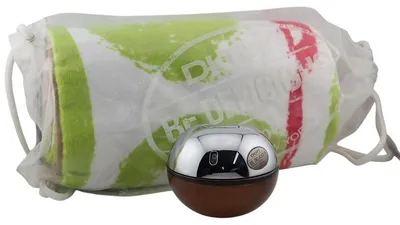 DKNY Be Delicious Men Eau de Toilette 100 ml Geschenkset mit originalem Strandtuch und ikonischem kugelförmigem Flakon in Braun und Silber