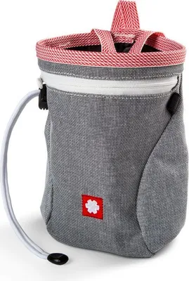 Chalkbag "Dusty Eco + Belt" von Ocun in Grau mit rotem Rand und Logo; ideal für Kletterer.