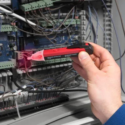 Produktbild von Berührungsloser Wechselspannungsprüfer mit LED-Arbeitsleuchte - Stiftmodell - 90-1000 V AC - CAT II 1000 V [25818]