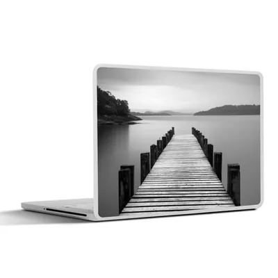 Produktbild von MuchoWow® Laptop Aufkleber Sticker Cover Blick von einem Holzsteg am Loch Lomond in Schottland - schwarz-weiß 25x18 cm - Laptop-Deko