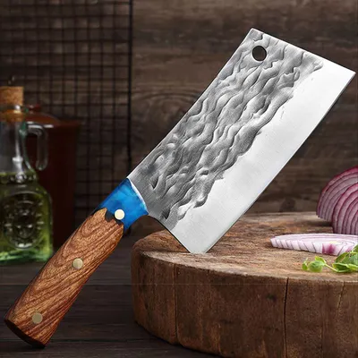 Produktbild von Hackmesser, Metzgermesser aus geschmiedetem Stahl. Das Kochmesser extra scharf, handlich und gut ausbalanciert. Der Unikate Farbholzgriff macht das Messer zu einem Schmuckstück in Ihrer Küche