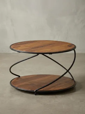 Seitenprofil des kleinen Beistelltisches für das Wohnzimmer, zeigt die geringe Höhe von 35 cm und den Abstand zwischen den massiven Holzablagen._#sku_BARWL6.551#