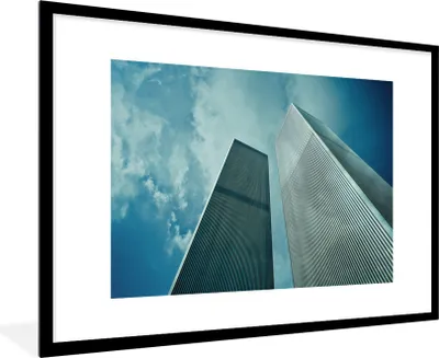 Produktbild von MuchoWow® Gerahmtes Poster Ansicht von unten auf die Türme des World Trade Centers in New York 90x60 cm - Poster mit Schwarzem Bilderrahmen Wandposter Rahmen Foto Bilder - Wanddekoration - Fotos
