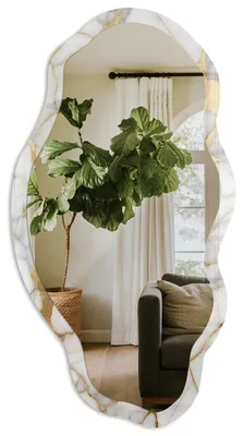 Produktbild von Asymmetrischer Wandspiegel mit Druck – 90x45 cm – unregelmäßige organische Form – moderner Dekospiegel – für Wohnzimmer, Flur und Schlafzimmer - Gelber Marmor, KI-generiertes Bild