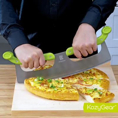 Produktbild von KozyGear Pizzaschneider Mezzaluna mit doppel.Schutzgriff