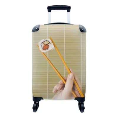 Produktbild von MuchoWow® Koffer Handgepäck Trolley Rollkoffer Kleine Reisekoffer mit 4 Rollen - Sushi zwischen Stäbchen - Cabin Size < 55x40x23 cm & 55x40x20 cm - Fotokoffer - Kabinenkoffer - Boardgepäck - Reise-Box - Reisekoffer - Reisegepäck - Koffer mit Bild - Trolley für Kinder