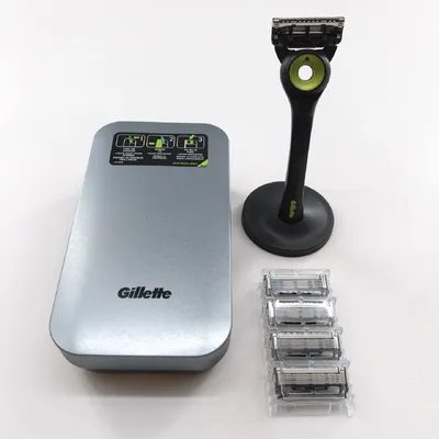 Produktbild von Gillette Rasierer Herren Rasur Set Modell Labs Magnetische Basis mit 5 Ersatzklingen