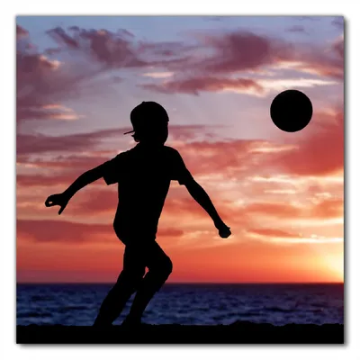 Produktbild von Wallario selbstklebende Möbelfolie/ Tischdecke für Innen und Außen, Größe: 70 x 70 cm - Fußball - Kleiner Junge spielt im Abendrot