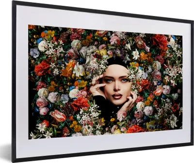 Produktbild von MuchoWow® Gerahmtes Poster Blume - Frauen - Porträt - Botanisch 60x40 cm - Poster mit Schwarzem Bilderrahmen Wandposter Rahmen Foto Bilder - Schlafzimmer - Plakat in Rahmen - Drucken