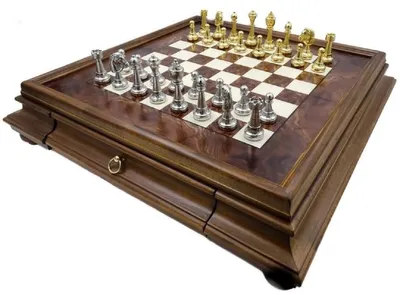 Produktbild von Casa Padrino Luxus Schach Set Braun / Weiß / Silber / Gold 53 x 53 x H. 9,5 cm - Holz Schachspiel - Holz Schachbrett mit handgefertigten Metall Schachfiguren - Luxus Deko Accessoires