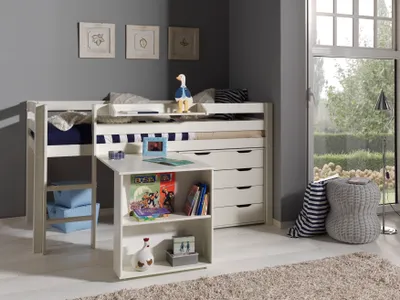 Produktbild von Vipack Kinderzimmer-Set Pino, 4-teilig: Hochbett, Schreibtisch, Kommode mit 4 Schubladen, Hängeregal mit 1 Ablageboden. Material: Kiefer massiv & MDF, weiß lackiert. Maße ca. 210x114x106 cm (BxHxT). Für Kinder ab 6 Jahren. Inklusive Rolllattenrost und umlaufendem Absturzschutz. Leiter links/rechts montierbar, Matratzenhöhe max. 20 cm.