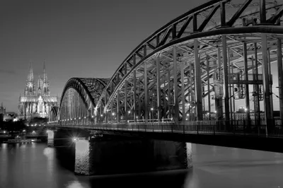 Produktbild von Köln Kunstdruck Bild - Hohenzollernbrücke Und Kölner Dom Bei Nacht S/W (80 x 120 cm)