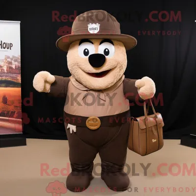 Produktbild von Maskottchen REDBROKOLY eines braunen Zirkusdirektors mit Cargo-Shorts und Messenger-Taschen