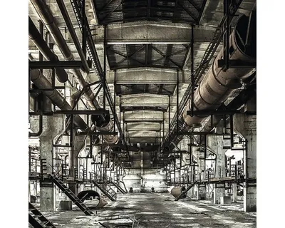 Produktbild von Glasbild mit Motiv 'Innere einer Industriehalle' im Industrial-Stil, 50x50 cm