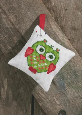 Obrázok produktu pre Súprava na vyšívanie krížikom Permin "Pincushion Green Owl", počítaný vzor, 12x12cm, 03-7395