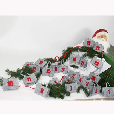 Produktbild von Adventskalender mit 24 kleinen Filztaschen L 5 Meter