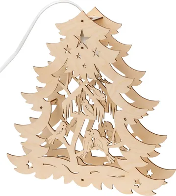 Das Bild zeigt ein kunstvoll gestaltetes Fensterbild aus Holz in Form eines Baumes in dem sich mehrere Vögel befinden und sich am Vogelhäuschen Futter suchen