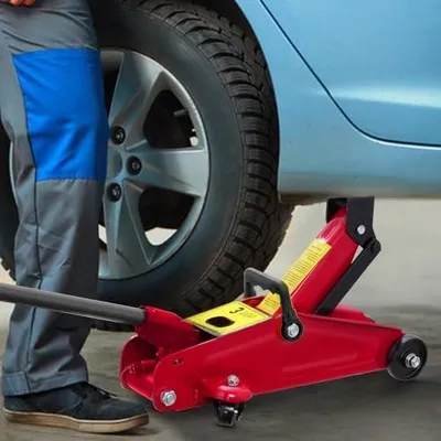 Imagen del producto de Elevador robusto con una capacidad de carga de 3000 kg, ideal para automóviles y motocicletas. Incluye accesorios para su uso en talleres, garajes, sótanos y para remolques