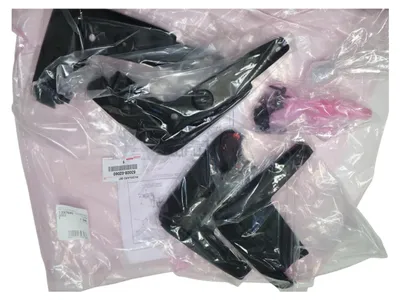 Image de TOYOTA Auris Jeu de bavettes 53008-02060 OE