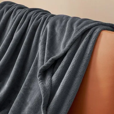 Produktbild von Famanu Kuscheldecke Dunkelgrau - 150 x 200 cm, Weiche Fleece-Decke für Gemütlichkeit