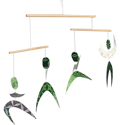 Productafbeelding van Groene mobiel met dansende figuren voor baby's | Montessori speelgoed voor het aankleden | Visuele stimulatie voor pasgeborenen