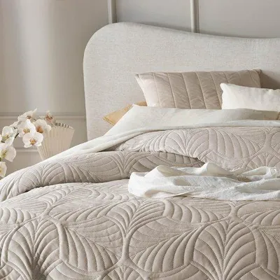 Produktbild von Famanu Tagesdecke 240x260 cm beige,  Wohndecke mit Quiltmuster