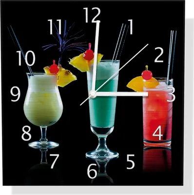 Produktbild von Wallario Design Wanduhr Bunte Cocktails vor schwarzem Hintergrund aus Aluverbund, Größe 30 x 30 cm