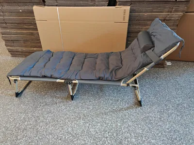 Immagine prodotto di Letto da campeggio pieghevole - Lettino da campeggio portatile - Con cuscino - Tasca laterale - Capacità di carico 200 kg - Adatto per l'uso all'aperto