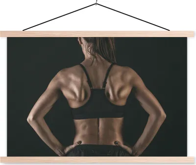 Produktbild von MuchoWow® Textilposter Der Rücken und die Schultern einer Frau, die eindeutig trainiert 120x80 cm mit holzfarbenen Rahmen - Aufhängeset
