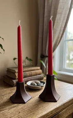 Produktbild von Evila Originals, Hochwertiges Kerzenständer-Set (4 Teile), Braun und Rot | 100% Paraffinwachs, Große Kerze: 11 x 10 cm, Kleine Kerze: 8 x 10 cm | Elegantes, unbeduftetes Design für jeden Raum.