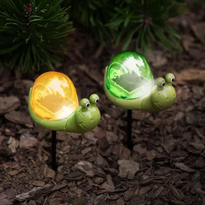 Produktbild von Solarbetriebene Gartenleuchte in Schneckenform mit Erdspieß – LED-Gartenbeleuchtung mit Solarenergie – Weiße LED – Schaltet sich bei Dämmerung automatisch ein – Dekorative Gartenlampe für Garten, Beet oder Terrasse – 15 cm [11751C]