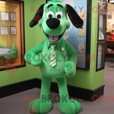 Produktbild von Maskottchenfigur REDBROKOLY eines grünen Hundes mit Kleid und Krawattennadeln