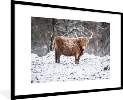 Produktbild von MuchoWow® Gerahmtes Poster Schottischer Highlander - Baum - Schnee 90x60 cm - Poster mit Schwarzem Bilderrahmen Wandposter Rahmen Foto Bilder - Wanddekoration - Fotos