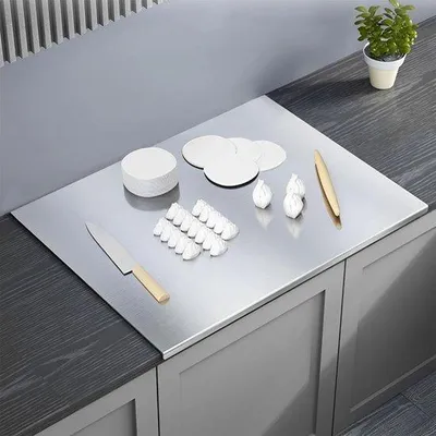 Immagine prodotto di Tagliere e piano di lavoro Unyqoos® in acciaio inossidabile di alta qualità, 30 x 40 cm – superficie resistente ai graffi, igienica, con bordo antiscivolo a 90°