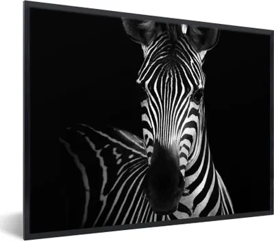 Produktbild von MuchoWow® Gerahmtes Poster Zebra - Schwarz - Weiß - Tiere 80x60 cm - Poster mit Schwarzem Bilderrahmen Wandposter Rahmen Foto Bilder - Schwarzem - Mit Gestell