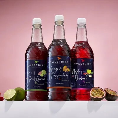 Produktbild von Sirup mit zugesetztem Vitamin C für Eiskaltgetränke Sweetbird Fusions+ Lime and Pink Guava, 1 l