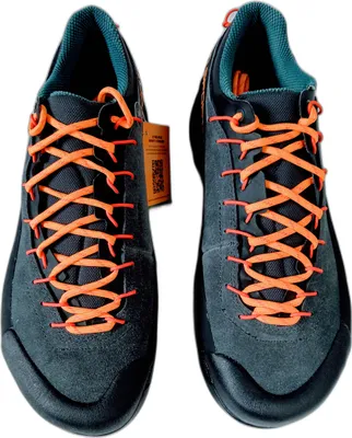 La Sportiva TX4 Evo Approach Schuhe für Herren; dunkelblau mit orangefarbenen Schnürsenkeln.