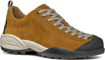 Mojito GTX Lifestyle Schuhe von Scarpa in braunem Wildleder mit grauen Schnürsenkeln und Gummisohle.