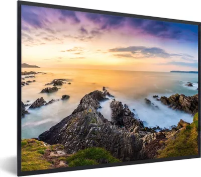 Produktbild von MuchoWow® Gerahmtes Poster Sonnenuntergang - Horizont - Wasser - Landschaft - Blau 80x60 cm - Poster mit Schwarzem Bilderrahmen Wandposter Rahmen Foto Bilder - Schwarzem - Mit Gestell