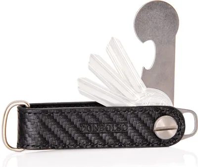 Produktbild von DONBOLSO Key Organizer One I Kompakter Schlüsselhalter mit Einkaufswagenchip und Flaschenöffner I Leder-Schlüsselring für 1-7 Schlüssel I Schlüsselanhänger mit Edelstahlschraube I Carbonfaser