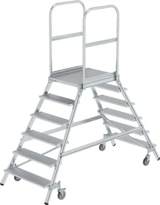 Produktbild von Podesttreppe beidseitig begehbar mit Federrollen | Aluminium geriffelt | 6 Stufen | Rutschsichere Leiterschuhe