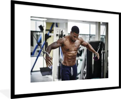 Produktbild von MuchoWow® Gerahmtes Poster Ein muskulöser Mann trainiert 90x60 cm - Poster mit Schwarzem Bilderrahmen Wandposter Rahmen Foto Bilder - Wanddekoration - Fotos