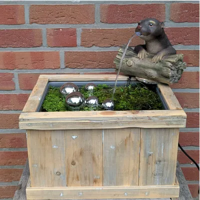 Produktbild von Gartenzaubereien Miniteich Komplettset mit Otter Wasserspeier 22l Holzkiste Pumpe 5 Schwimmkugeln Natur Holz Polyresin