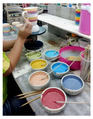 Produktbild von Handbemalte Eierbecher mit Regenbogen-Streifen, 2 Stück